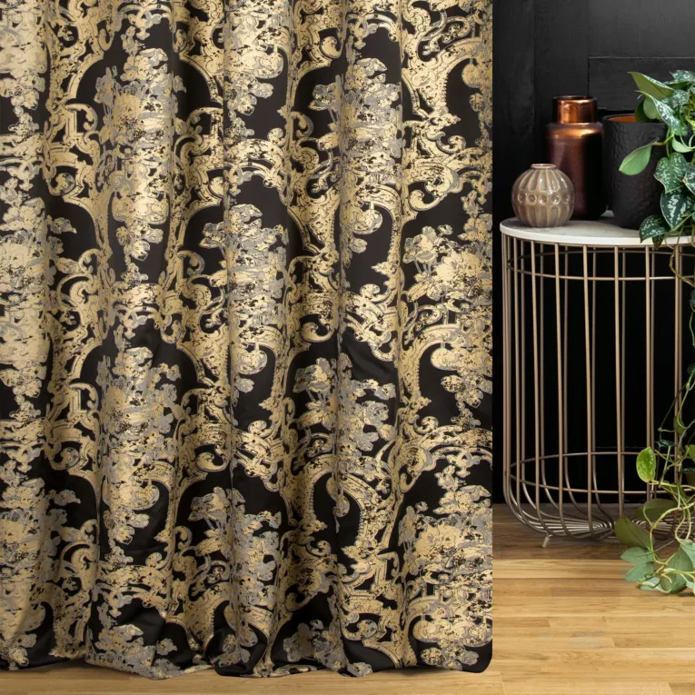Zasłona szyta na taśmie 5 cm czarno złota z ekskluzywnej tkaniny o strukturze jedwabiu, z dużym ornamentowym nadrukiem Italissima Eva Minge