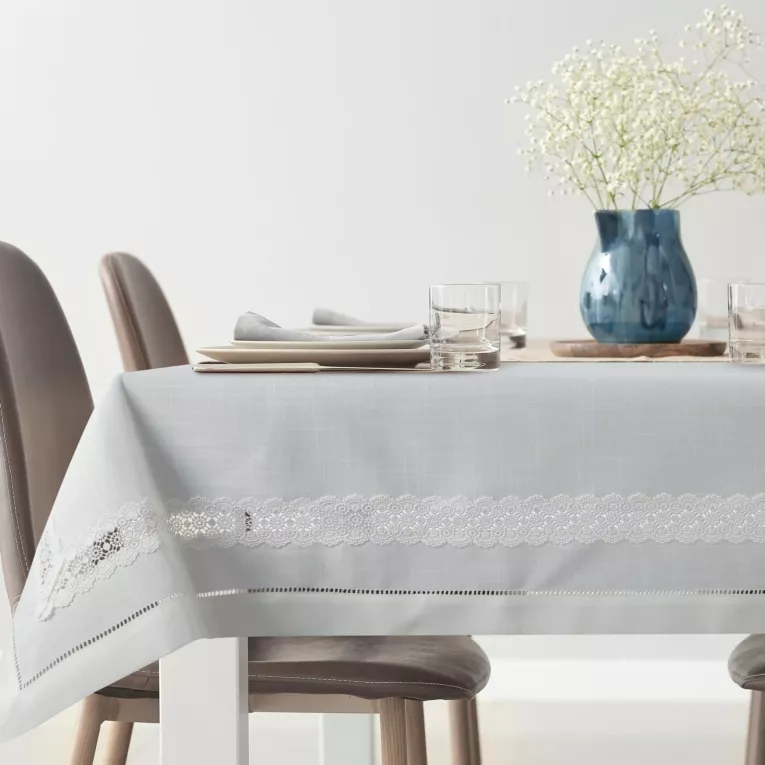 Obrus na stół 145x300 cm biały zdobiony ażurowa koronką - VANESA - kolekcja AMAROSA
