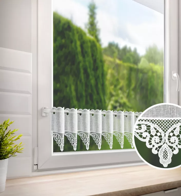 Tkanina firanowa zazdrostka z etaminy zdobiona ażurowym haftem