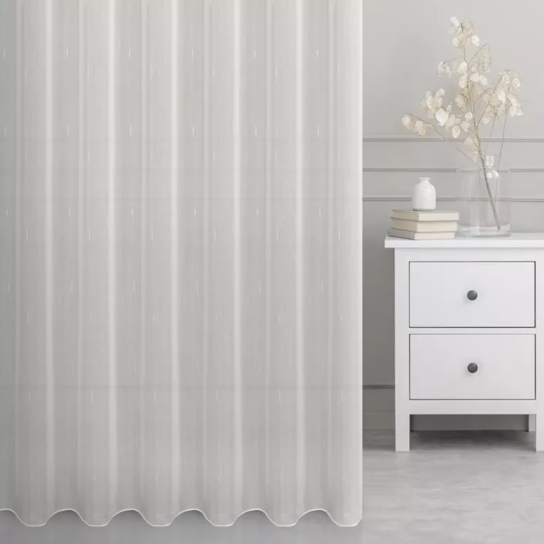 Tkanina firanowa, gładka, matowa, półprzezroczysta, z efektem deszczyku, wykończona obciążnikiem