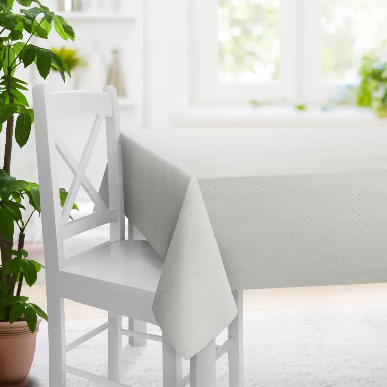 Obrus szyty kremowo złoty z gładkiej tkaniny przeplatanej błyszczącą lureksową nicią o wzorze w kropki