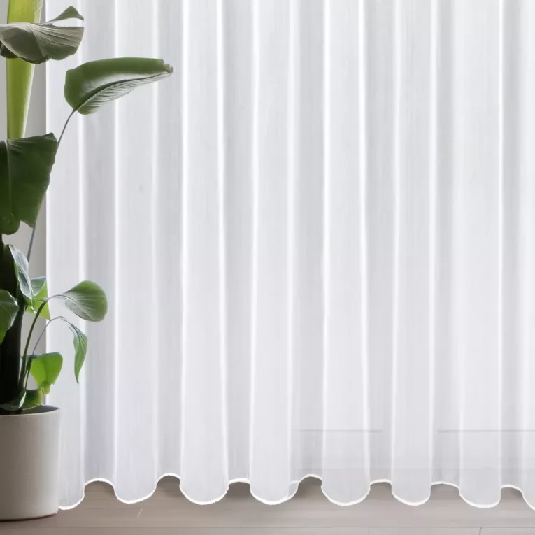 Firana MIREA z gładkiej błyszczącej tkaniny, półtransparentna