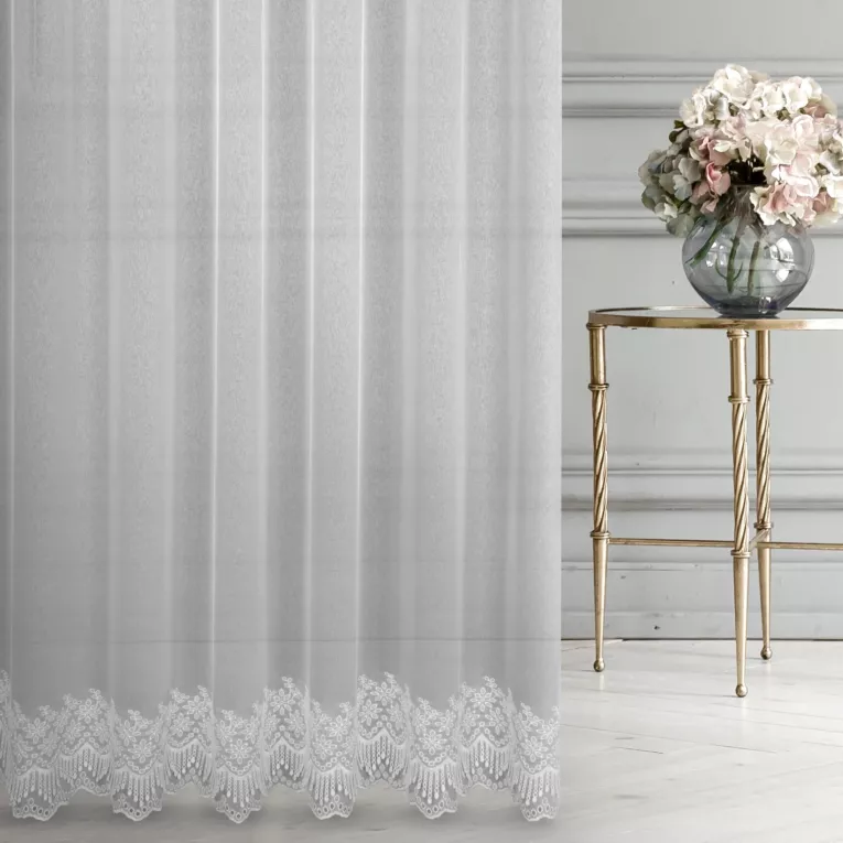 Tkanina firanowa półtransparentna markizeta, zdobiona w dolnej części  pasem haftu z ażurem