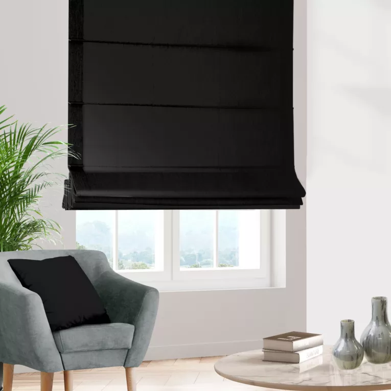 Roleta rzymska czarna z gładkiej tkaniny zaciemniającej typu dimout