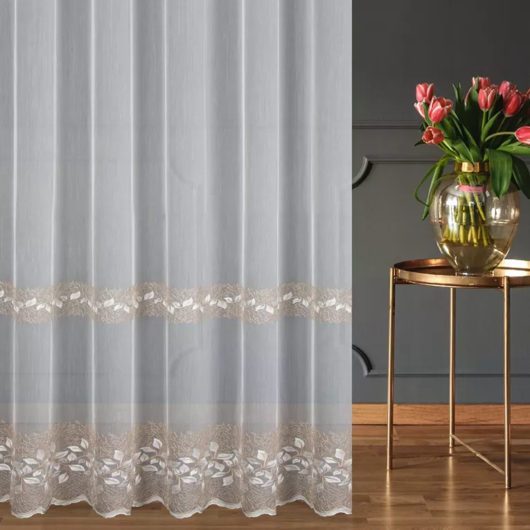 Firana szyta na taśmie 5 cm kremowa z matowej tkaniny ADEN z efektem deszczyku, zdobiona haftem roślinnym tworzącym dwa poziome pasy