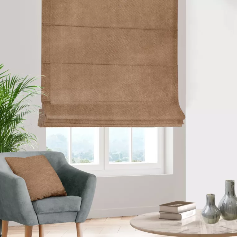 Roleta rzymska ciemnobeżowa z miękkiej welwetowej tkaniny z połyskiem