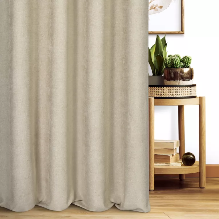 Zasłona szyta na taśmie 5 cm beżowa z miękkiej w dotyku tkaniny szenilowej