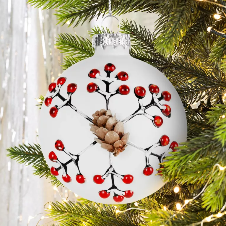 Biała szklana bombka choinkowa zdobiona recznie malowaną gałązką z czerwonymi koralikami 8 cm