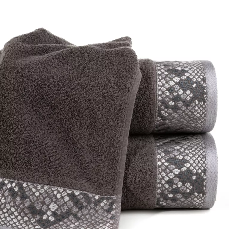 Ręcznik GISEL z żakardową bordiurą z motywem skóry węża