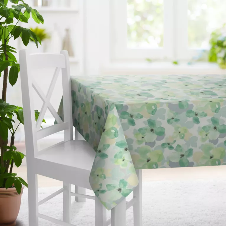 Obrus szyty kremowo zielony z miękkiej tkaniny o lekkim splocie, pokryta modnym, botanicznym nadrukiem