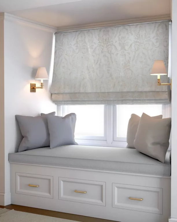 Roleta rzymska kremowo złocista z grubej, welwetowej tkaniny, zdobiona delikatnie połyskującym nadrukiem