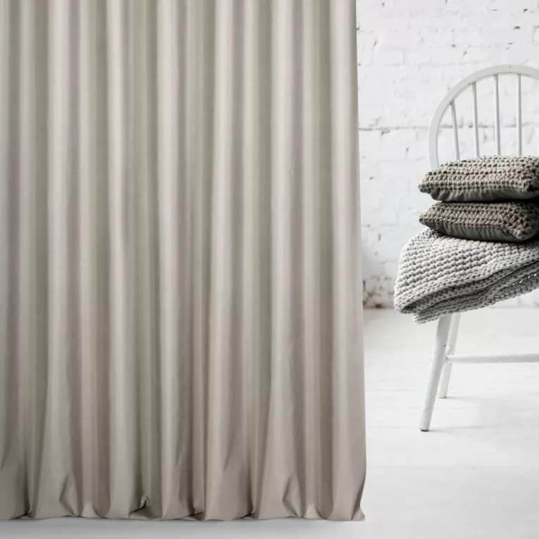 Zasłona szyta na taśmie fala beżowa z tkaniny typu Blackout zaciemniającej w 100%