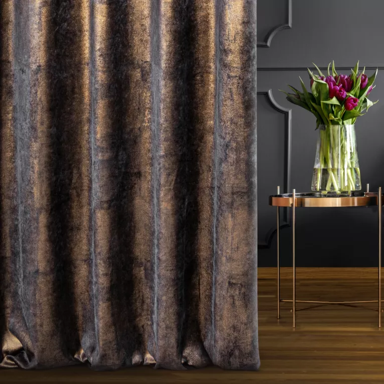 Zasłona szyta na taśmie 5 cm grafitowo miedziana z welwetowej, miękkiej tkaniny, z połyskującym nadrukiem