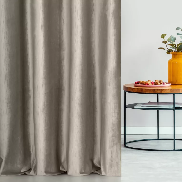 Zasłona szyta na taśmie 5 cm ciemnobeżowa z tkaniny welwetowej w pionowe prążki, wykończona obciążnikiem