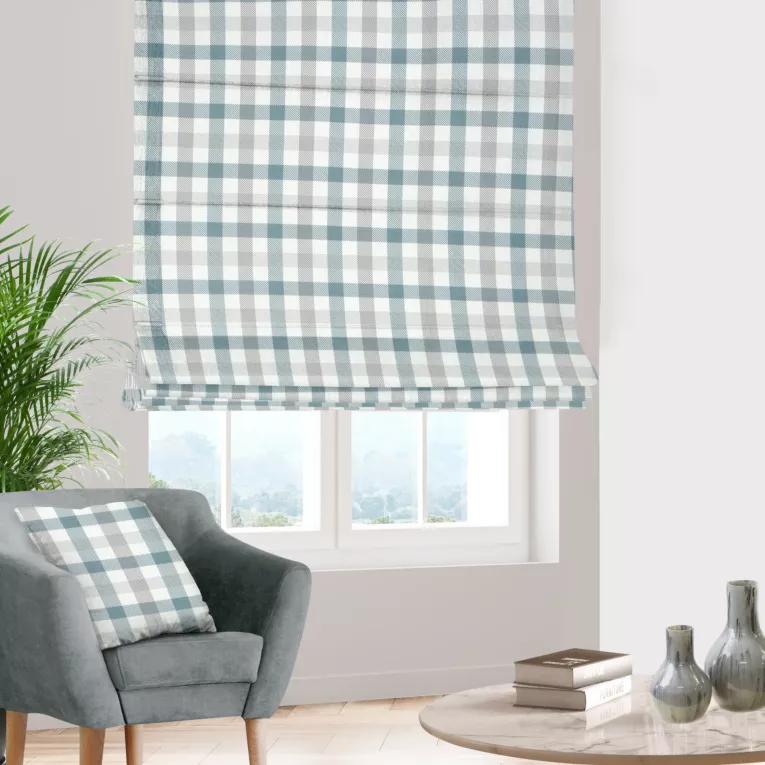 Roleta rzymska jasnokremowo turkusowa z tkaniny o naturalnym splocie z nadrukowanym wzorem w kratę