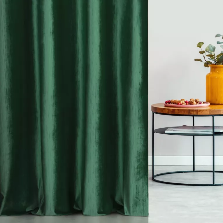 Zasłona szyta na flexach zielona z tkaniny welwetowej w pionowe prążki, wykończona obciążnikiem