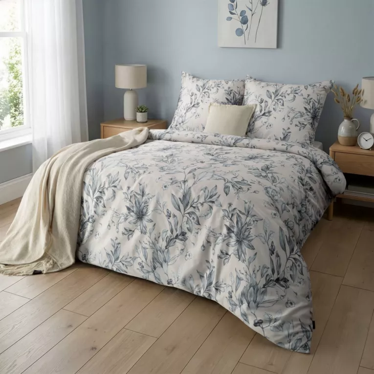 Pościel 220x200 cm komplet 3 częściowy z makosatyny bawełnianej kolor pudrowo niebieski z motywem kwiatów Eurofirany Premium