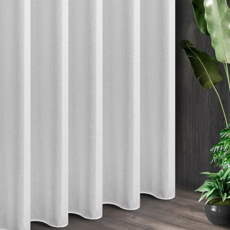 Tkanina firanowa woal francuski z drobnym krzyżującym się wzorem zakończona szwem obciążającym