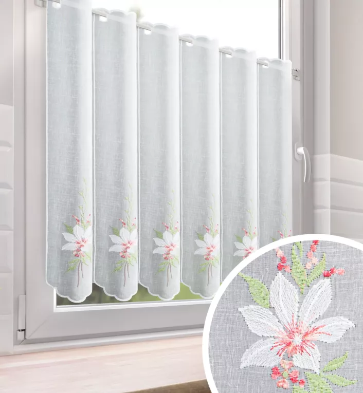 Tkanina firanowa zazdrostka zdobiona haftem roślinnym