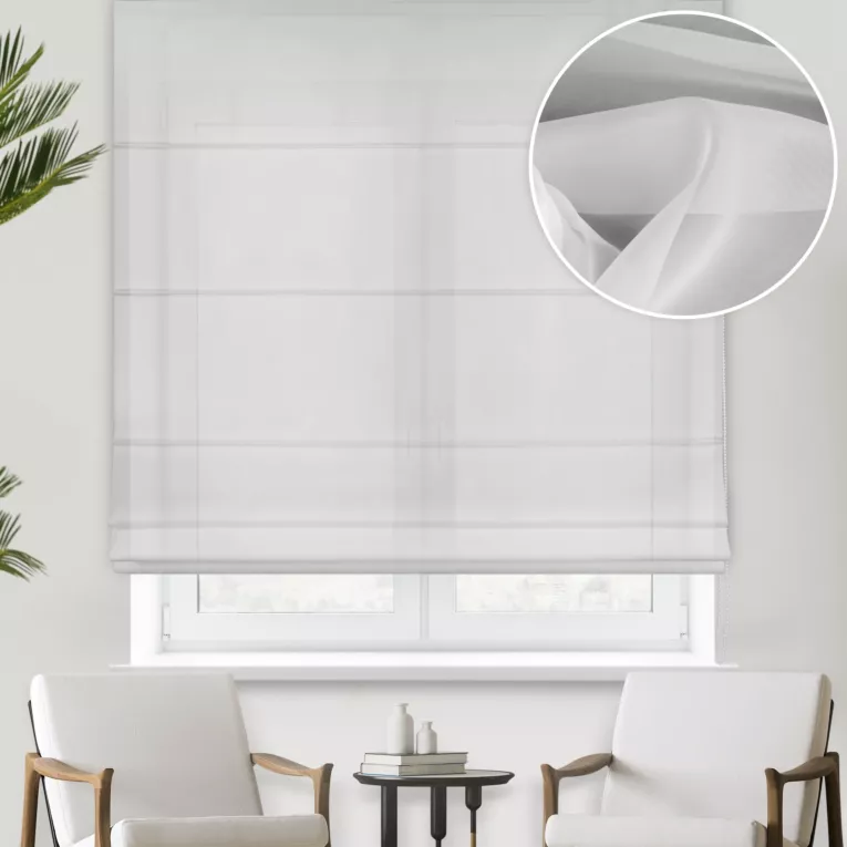 Roleta rzymska biała z matowego jedwabiście miękkiego woalu, wykończona obciążnikiem