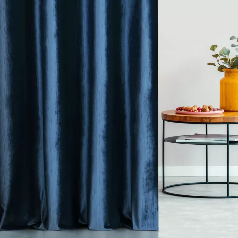 Zasłona szyta na tunelu granatowa z tkaniny welwetowej w pionowe prążki, wykończona obciążnikiem