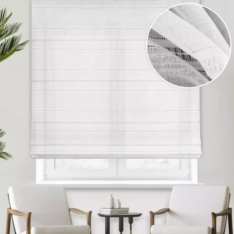 Roleta szyta z systemem comfort biała z matowej tkaniny o wyglądzie lnu przetykanej ażurowymi paskami, wykończona obciążnikiem