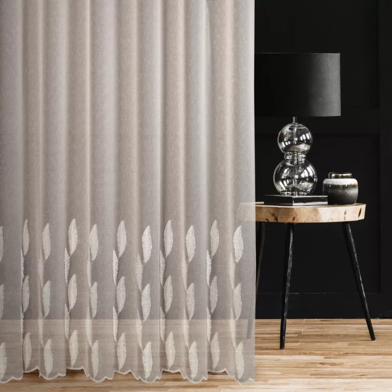 Firana szyta na taśmie 5 cm beżowa z delikatnej tkaniny zdobionej frędzlowym haftem