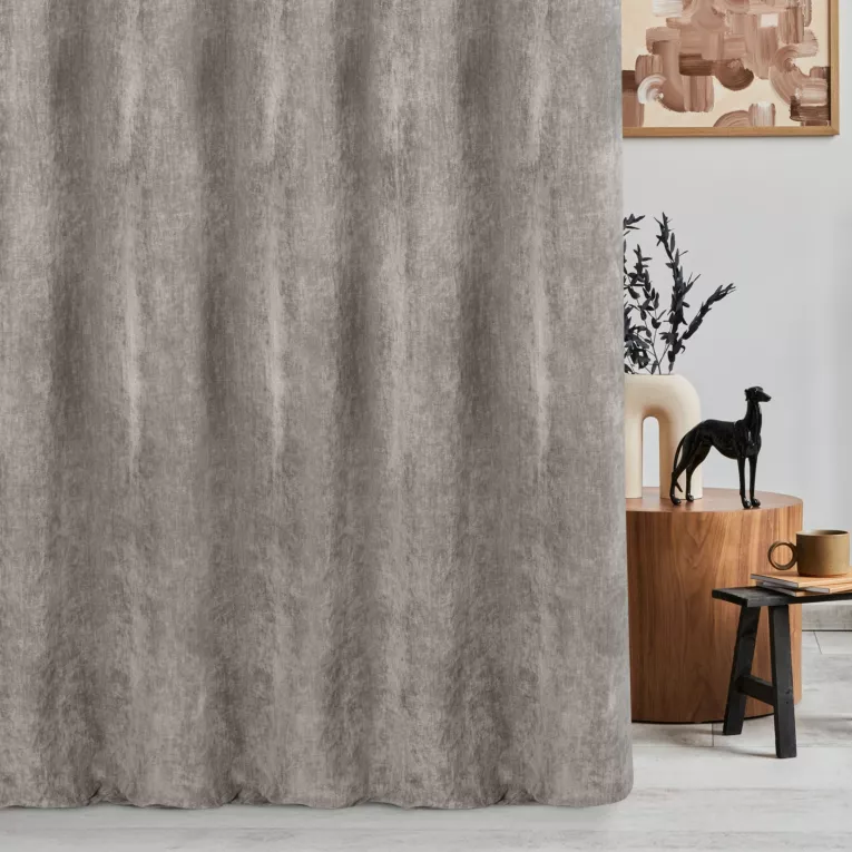 Zasłona szyta na tunelu szara z tkaniny o szenilowej strukturze
