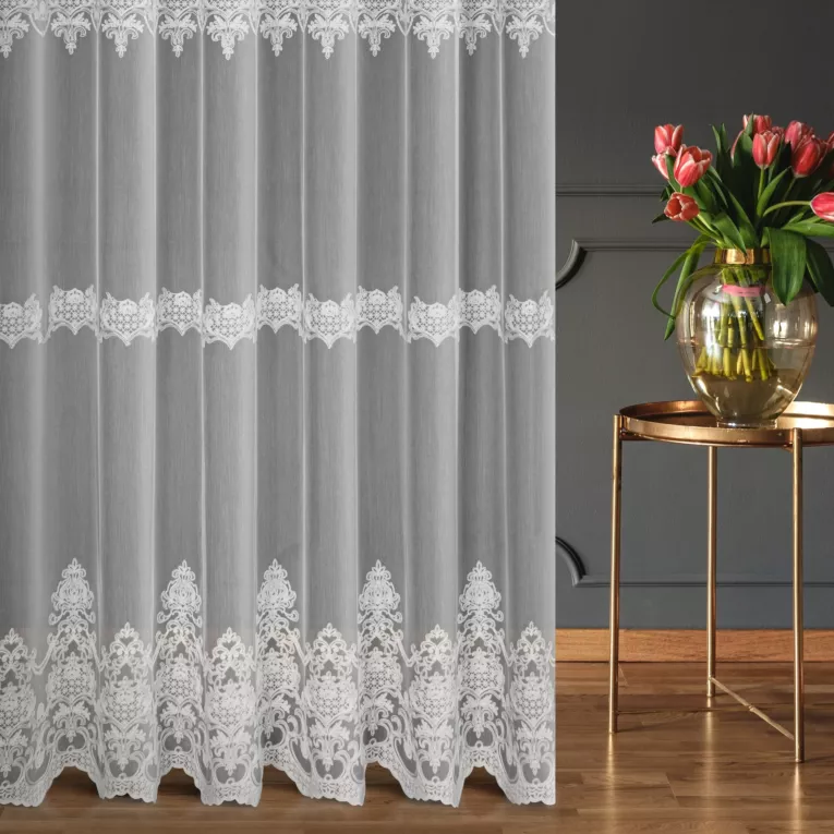 Firana szyta na flexach biała z tkaniny tyu aden zdobionej łańcuszkowym haftem
