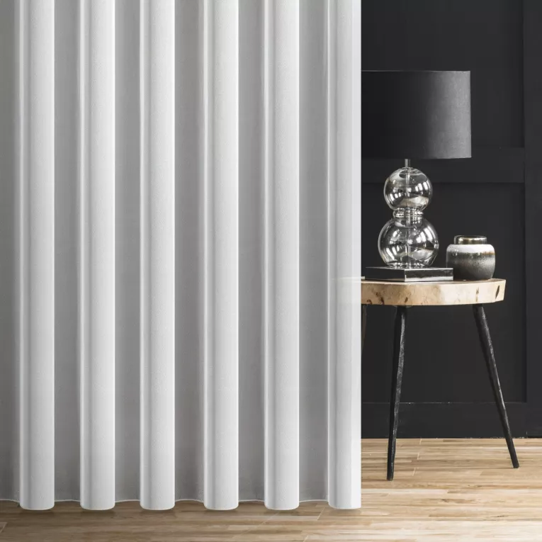 Firana szyta na taśmie 5 cm GIOVANNA biała z lekko połyskliwej miękkiej tkaniny o ciekawym splocie, wykończona obciążnikiem