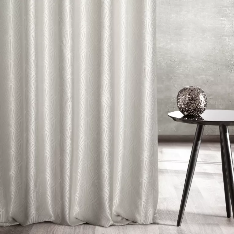 Zasłona szyta na taśmie 5 cm kremowa z tkaniny, z geometrycznym wzorem, z dodatkiem połyskującej nici