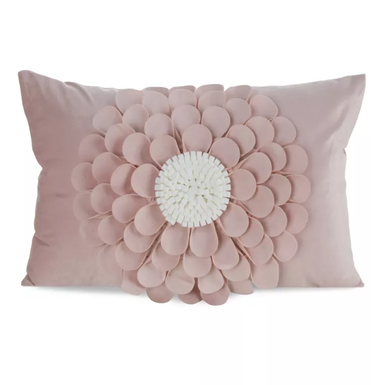 Poszewka na poduszkę 30 x 50 cm z welwetu kolor pudrowy zdobiona trójwymiarowym motywem kwiatu FLORES 2