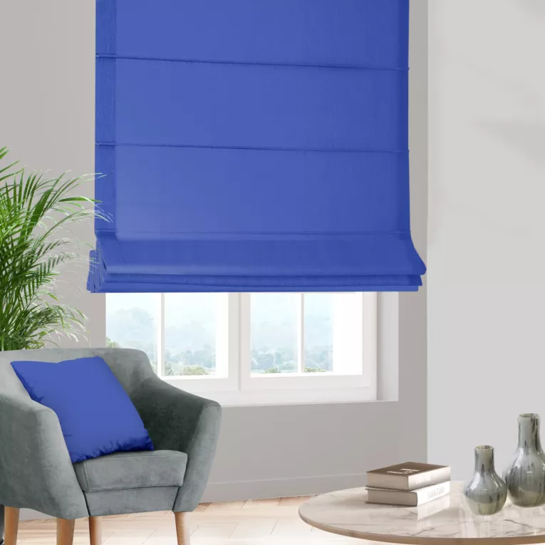 Roleta rzymska niebieska z tkaniny trudnopalnej, zaciemniającej, typu blackout
