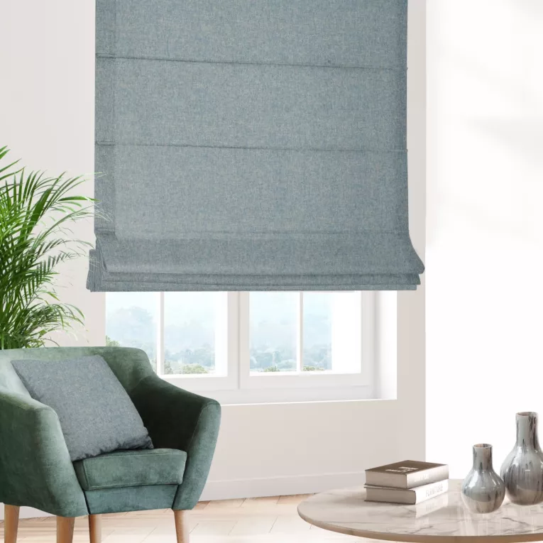 Roleta rzymska błękitna z tkaniny w stylu eko i efektem melanżu