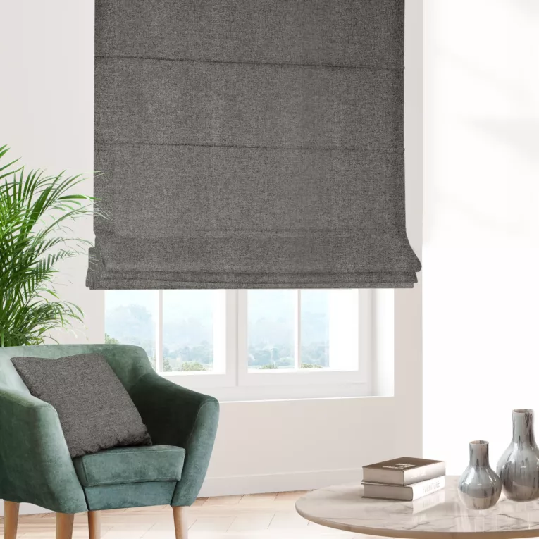 Roleta rzymska stalowa o naturalnym charakterze, z widocznym, ozdobnym splotem