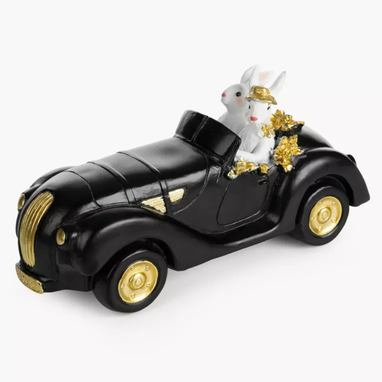 Wielkanocna figurka zajączka w samochodzie