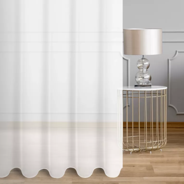 Firana szyta na taśmie fala biała z miękkiej, matowej żorżety, wykończona obciążnikiem