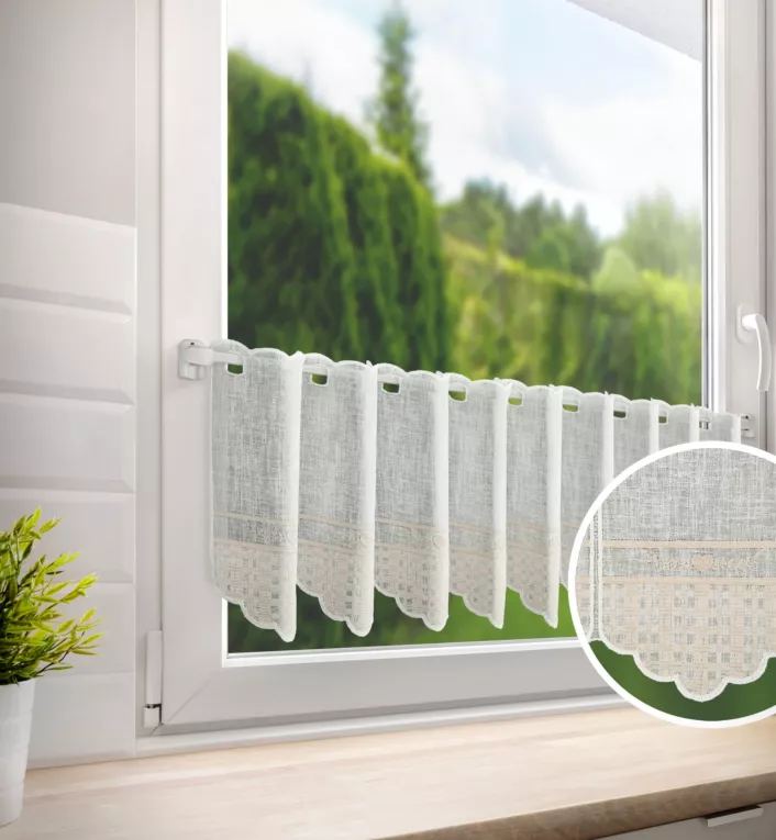 Tkanina firanowa zazdrostka z etaminy zdobiona haftem kratki