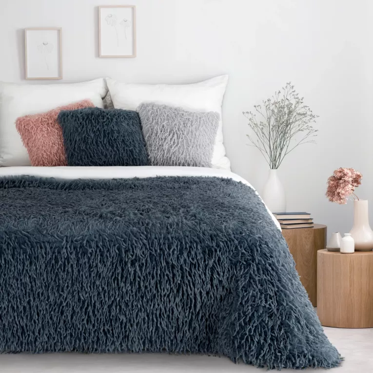 Koc z przyjemnego futerka 130x170 cm granatowy ADORE