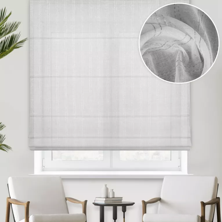 Roleta rzymska naturalno popielata z matowej tkaniny, przetykana delikatną połyskującą nicią, wykończona obciążnikiem