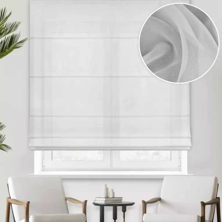 Roleta rzymska biała z miękkiej, delikatnie połyskujacej tkaniny, wykończonej obciążnikiem