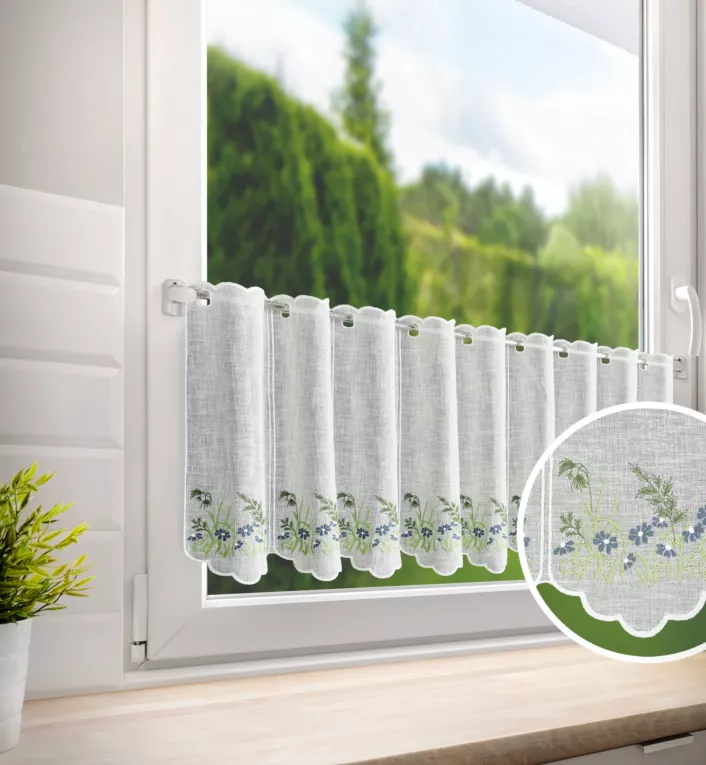 Tkanina firanowa zazdrostka z etaminy zdobiona haftem drobnych kwiatuszków