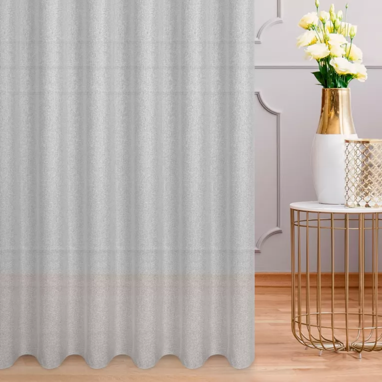 Tkanina firanowa z delikatnym połyskiem, wyraźnym splotem z efektem bukli, wykończona obciążnikiem