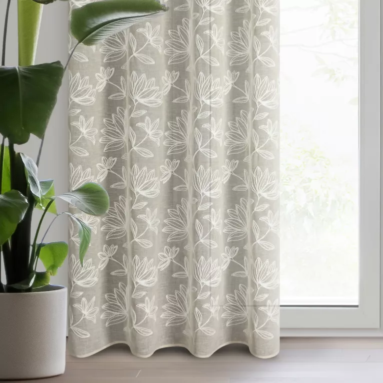 Zasłona beżowa zdobiona szenilowym haftem kwiatów z tkaniny w stylu boho 140x250 cm przelotka SUZI