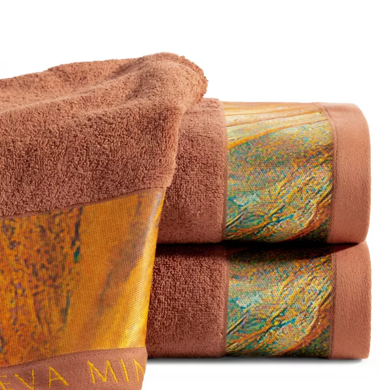 EVA MINGE Ręcznik STELLA z puszystej bawełny z bordiurą zdobioną designerskim nadrukiem