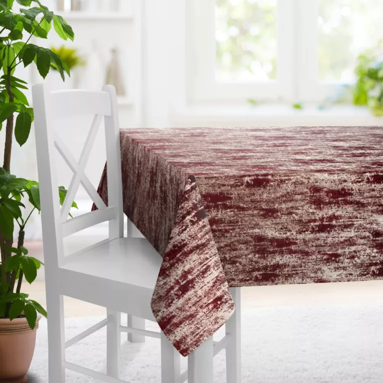 Obrus szyty bordowo złocisty z grubej, welwetowej tkaniny z efektem przecieranego wzoru, zdobiona delikatnie połyskującym nadrukiem