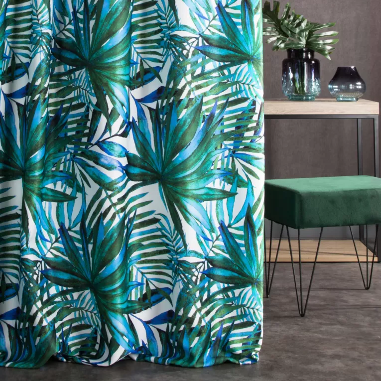 Zasłona szyta na taśmie 5 cm JASMINA naturalno zielona z miękkiej tkaniny typu blackout drukowanej w egzotyczne liście