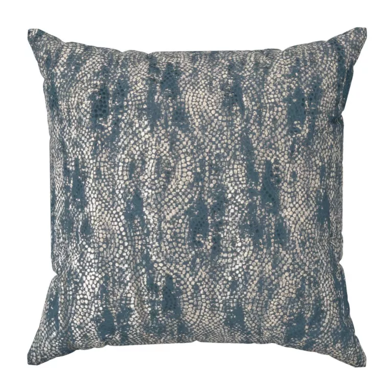 Poszewka szyta ciemnoturkusowo złocista z grubej, welwetowej tkaniny z geometrycznym wzorem, zdobiona delikatnie połyskującym nadrukiem