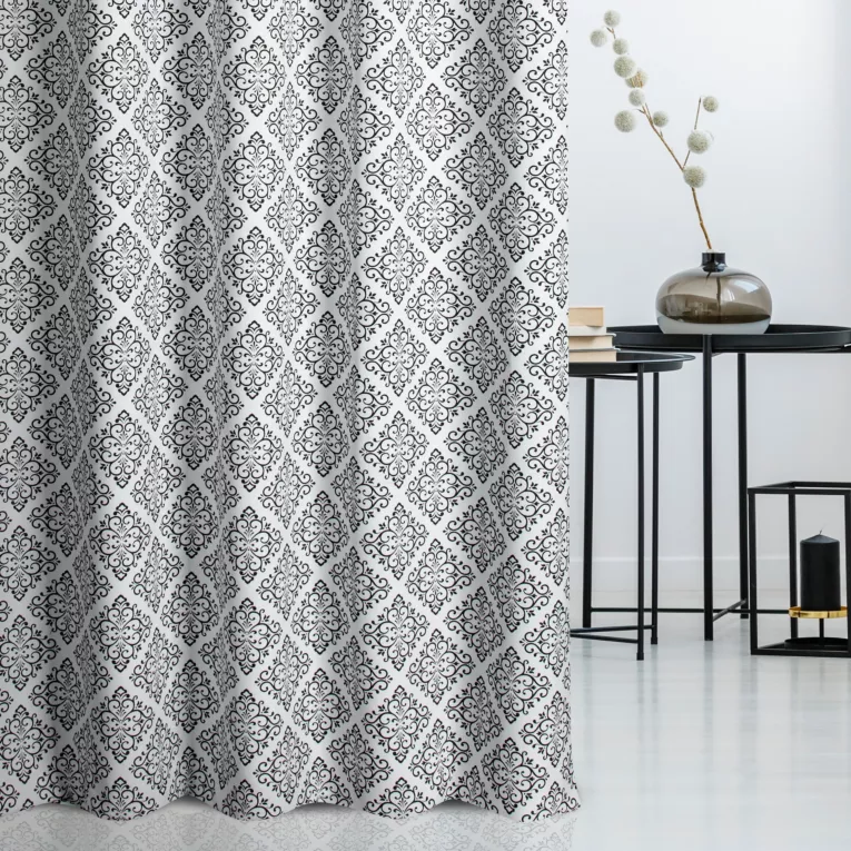 Zasłona szyta na taśmie 5 cm biało czarna z miękkiej tkaniny z nadrukiem w małe ornamenty