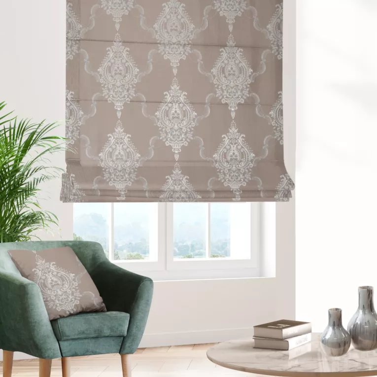 Roleta rzymska ciemnobeżowo srebrna z eleganckiej tkaniny w duży ornamentowy wzór